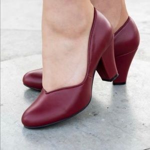 EUC Original Royal Vintage Marilyn Pumps Red 7.5